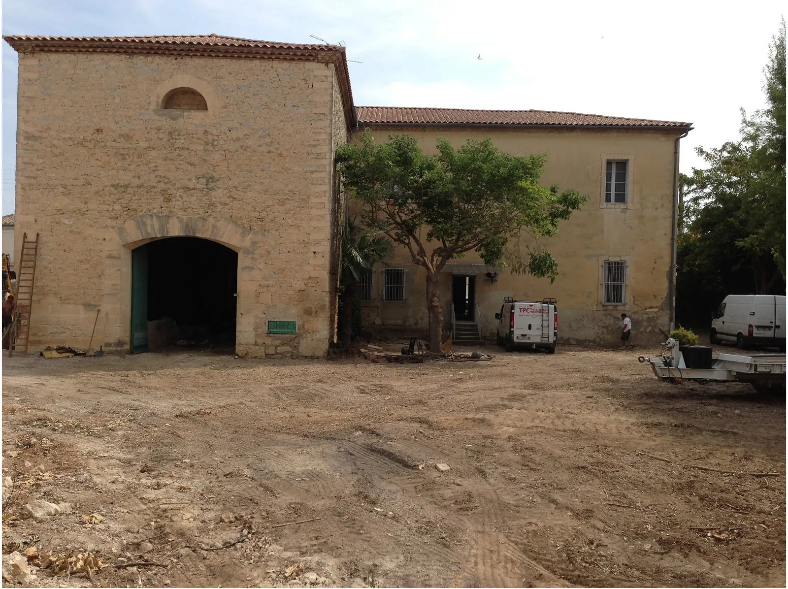 Villa Elena — La réhabilitation d'un mas en pierre, entre patrimoine et confort contemporain.